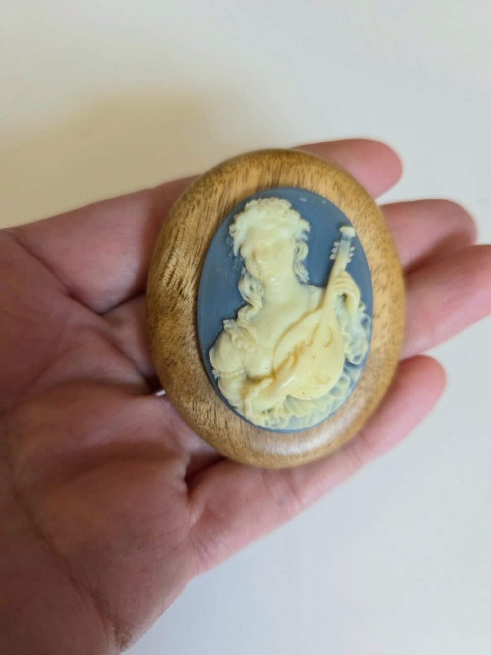 Vintage Renaissance style Victorian Lady Playing Lute Large Oval Cameo Brooch - Picture 3 of 4